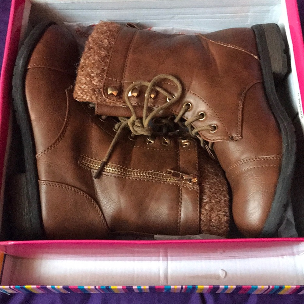 Girl’s brown boots